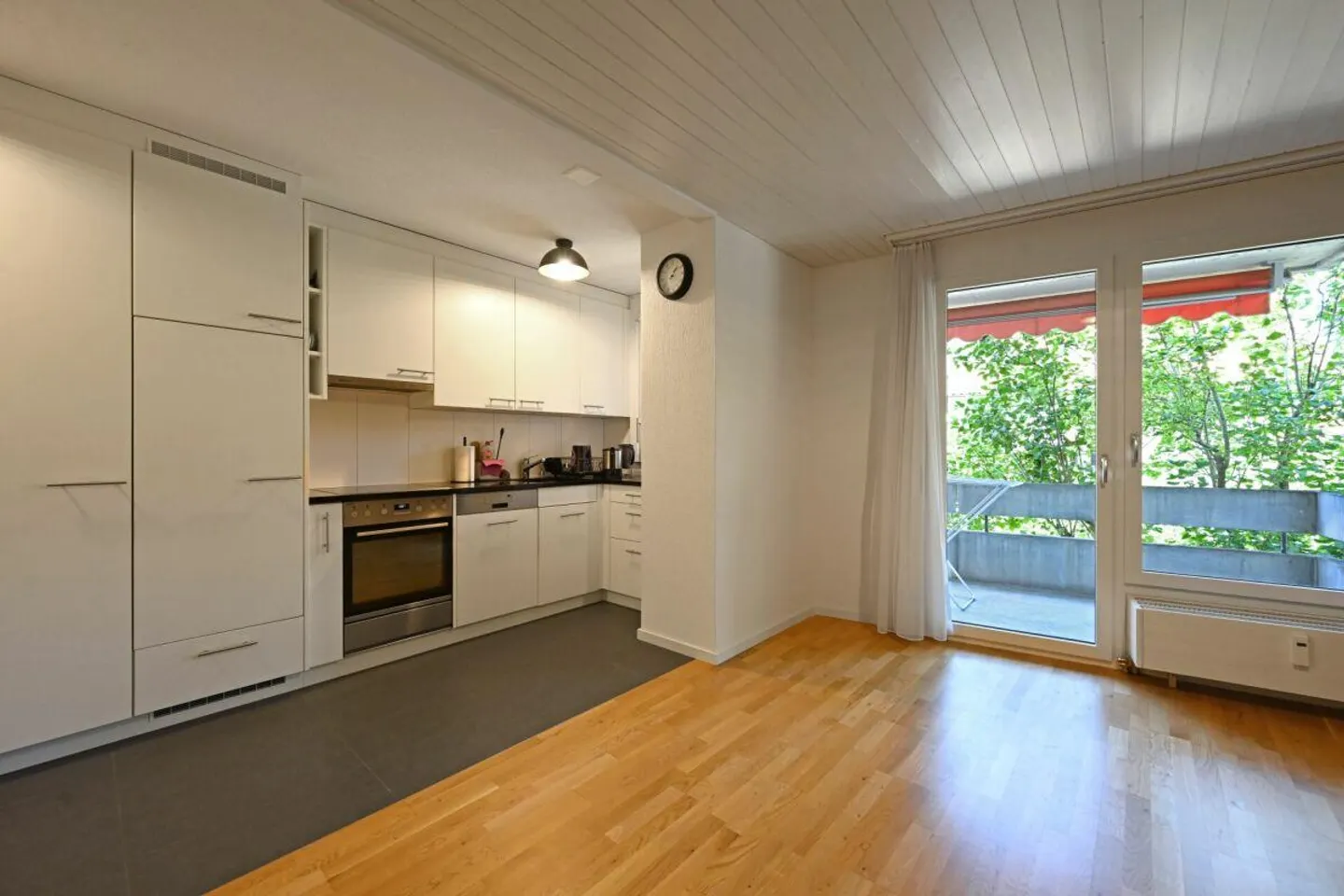 Renovated 2-room apartment on the raised ground floor with balcony - Photo 2 of 7