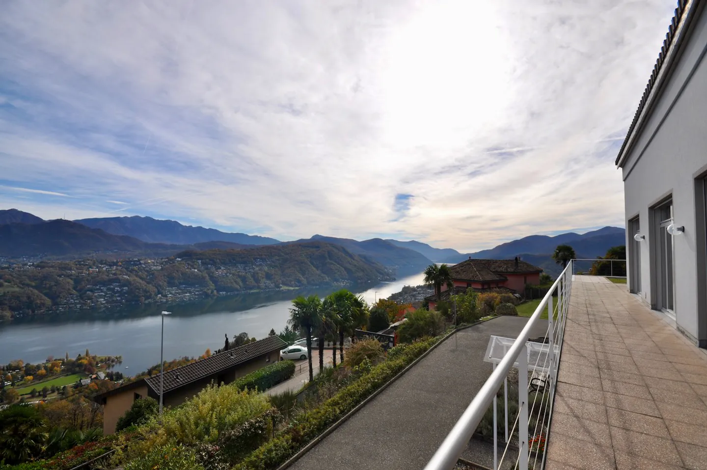 Villa Bifamiliare con Vista Panoramica a 180° su Lago e sui Monti - Foto 1 di 27