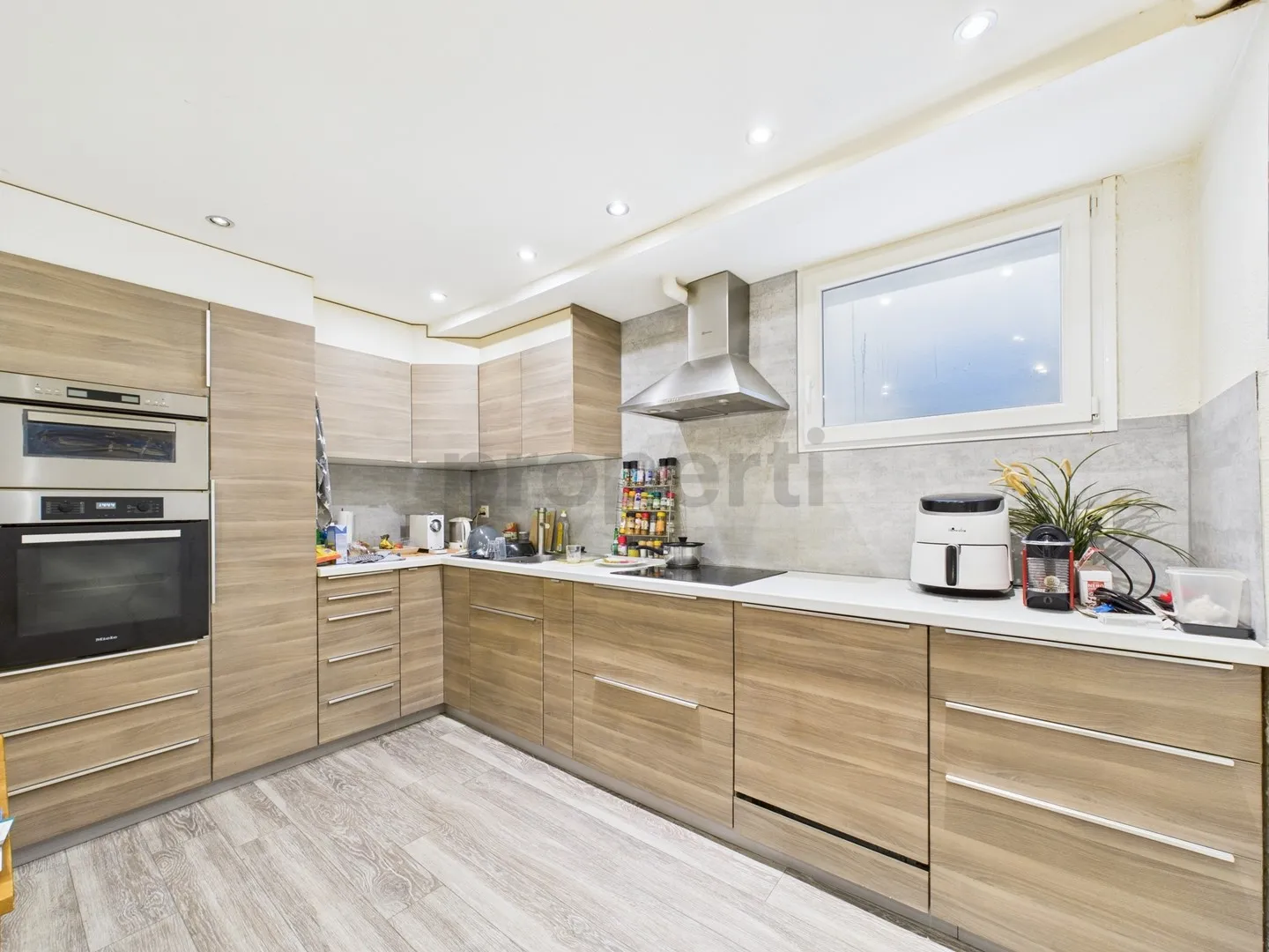 Accogliente casa unifamiliare di 6,5 stanze con tre unità abitative e grande terreno a Boppelsen - Foto 2 di 13