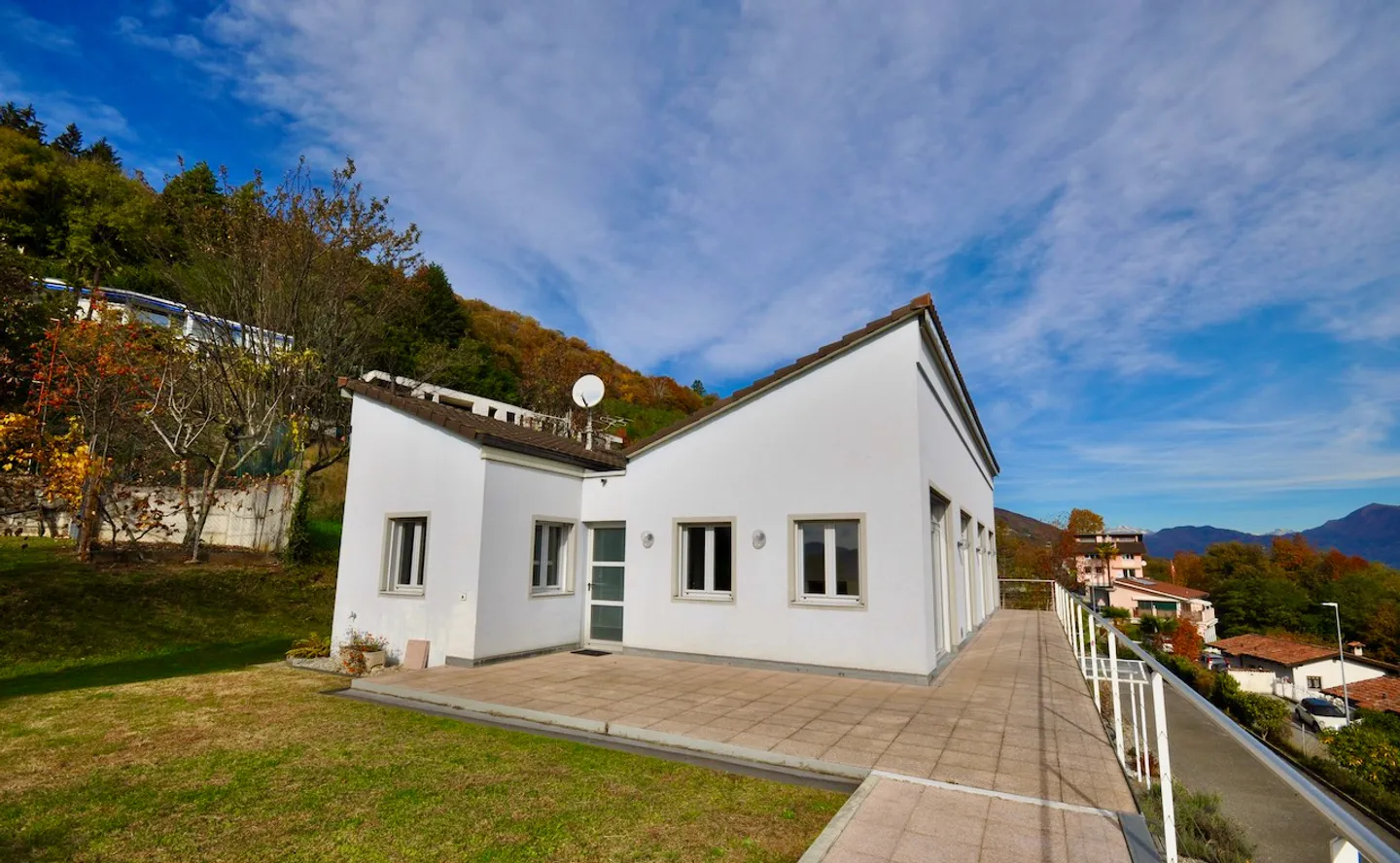 Villa Bifamiliare con Vista Panoramica a 180° su Lago e sui Monti - Foto 8 di 27