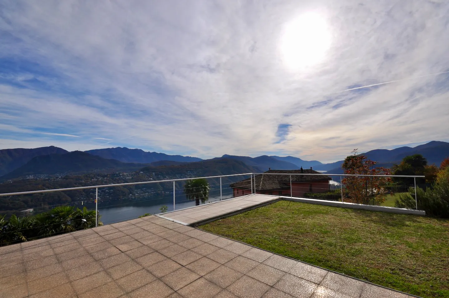 Villa Bifamiliare con Vista Panoramica a 180° su Lago e sui Monti - Foto 9 di 27