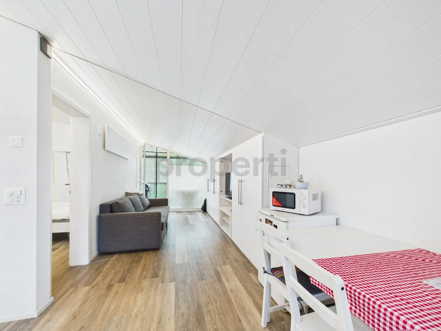 Accogliente casa unifamiliare di 6,5 stanze con tre unità abitative e grande terreno a Boppelsen - Foto 4 di 13
