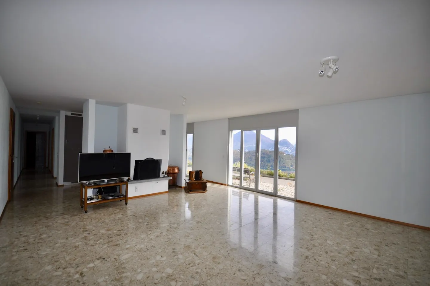 Villa Bifamiliare con Vista Panoramica a 180° su Lago e sui Monti - Foto 18 di 27