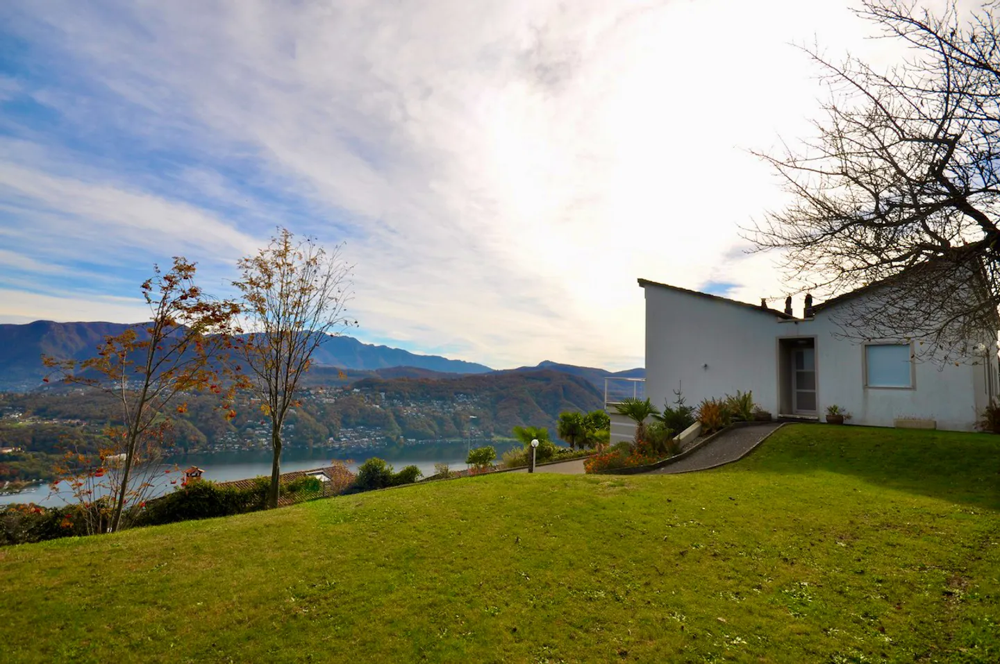 Villa Bifamiliare con Vista Panoramica a 180° su Lago e sui Monti - Foto 3 di 27