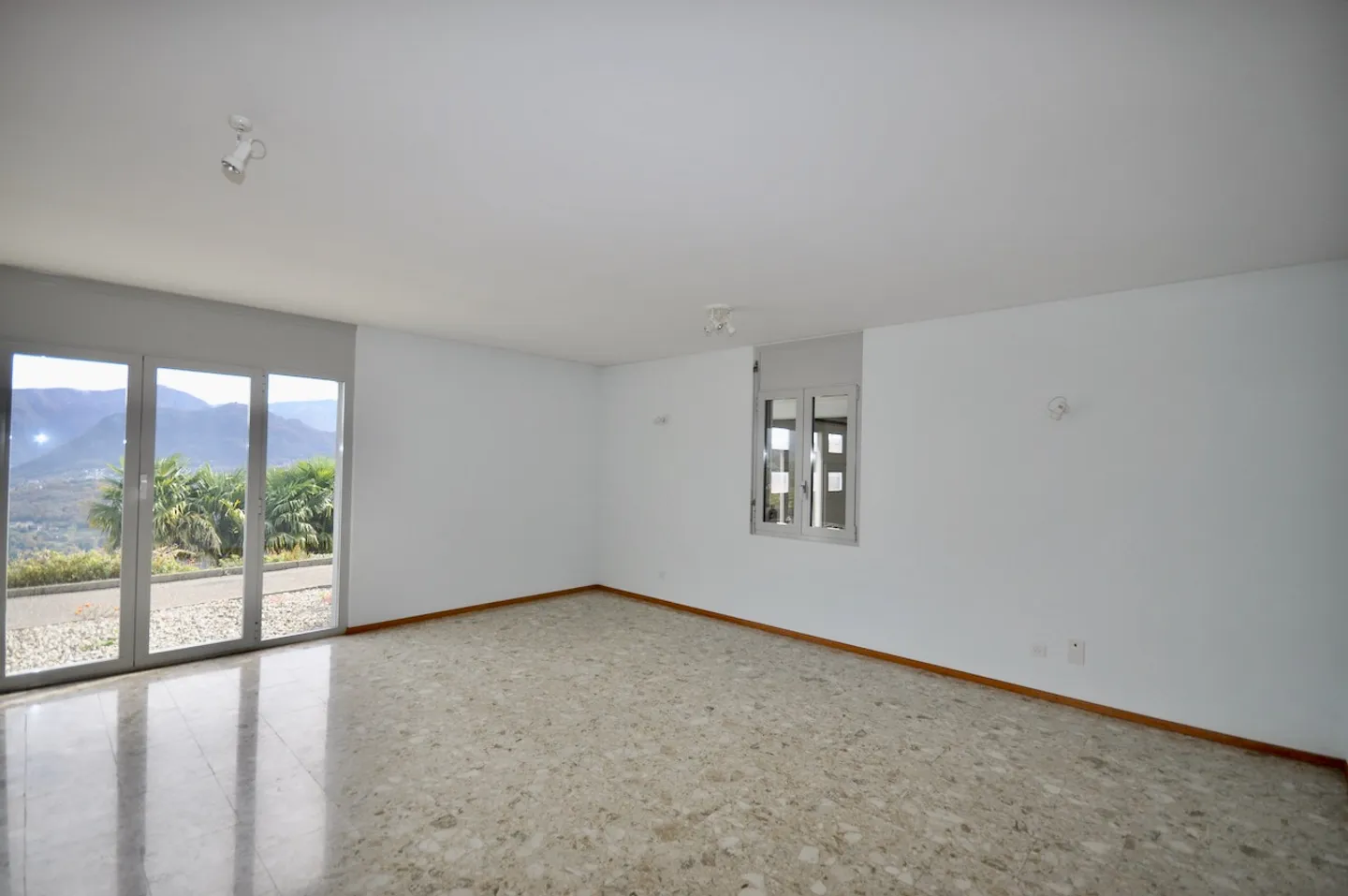 Villa Bifamiliare con Vista Panoramica a 180° su Lago e sui Monti - Foto 19 di 27