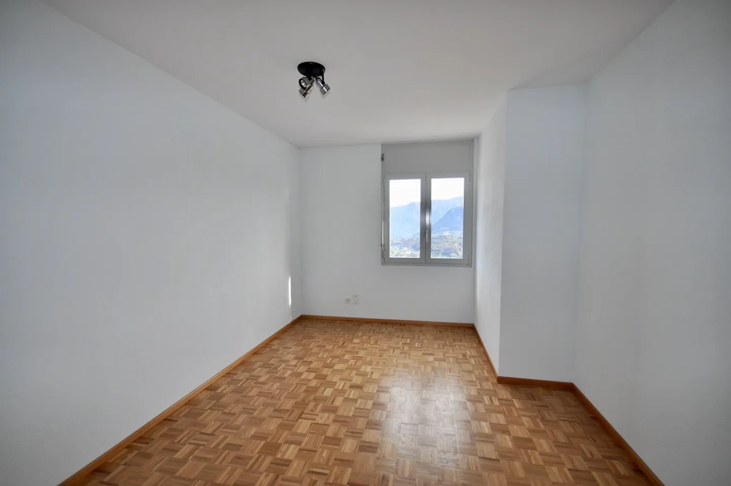 Villa Bifamiliare con Vista Panoramica a 180° su Lago e sui Monti - Foto 21 di 27