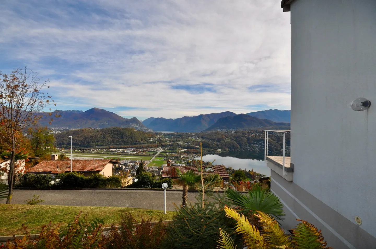 Villa Bifamiliare con Vista Panoramica a 180° su Lago e sui Monti - Foto 27 di 27