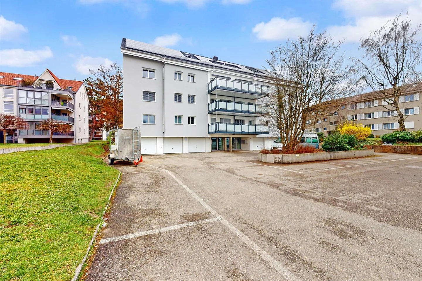 Places de stationnement pour motos à louer au centre d'Oberwil ! - Photo 1 sur 2