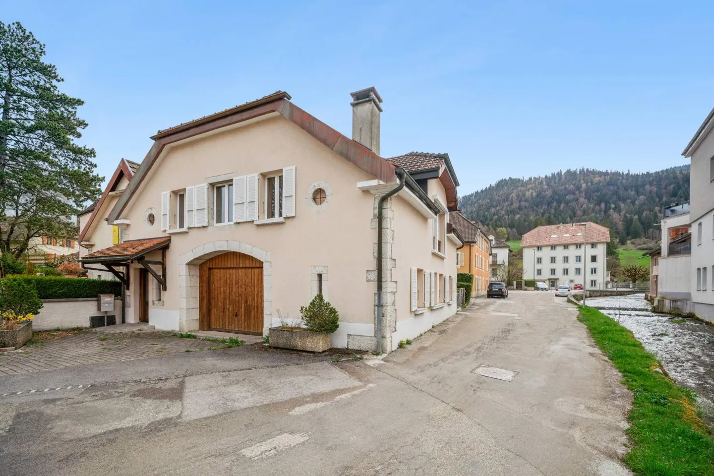 Charmantes Reihenhaus in Fleurier - Foto 1 von 13