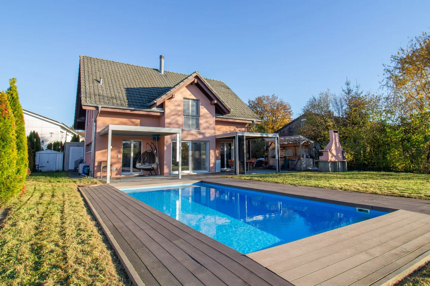 Detached Single-Family House with Swimming Pool - Photo 1 of 16