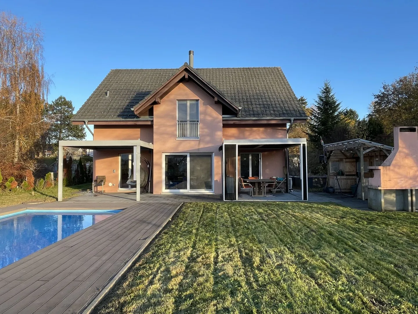 Detached Single-Family House with Swimming Pool - Photo 2 of 16