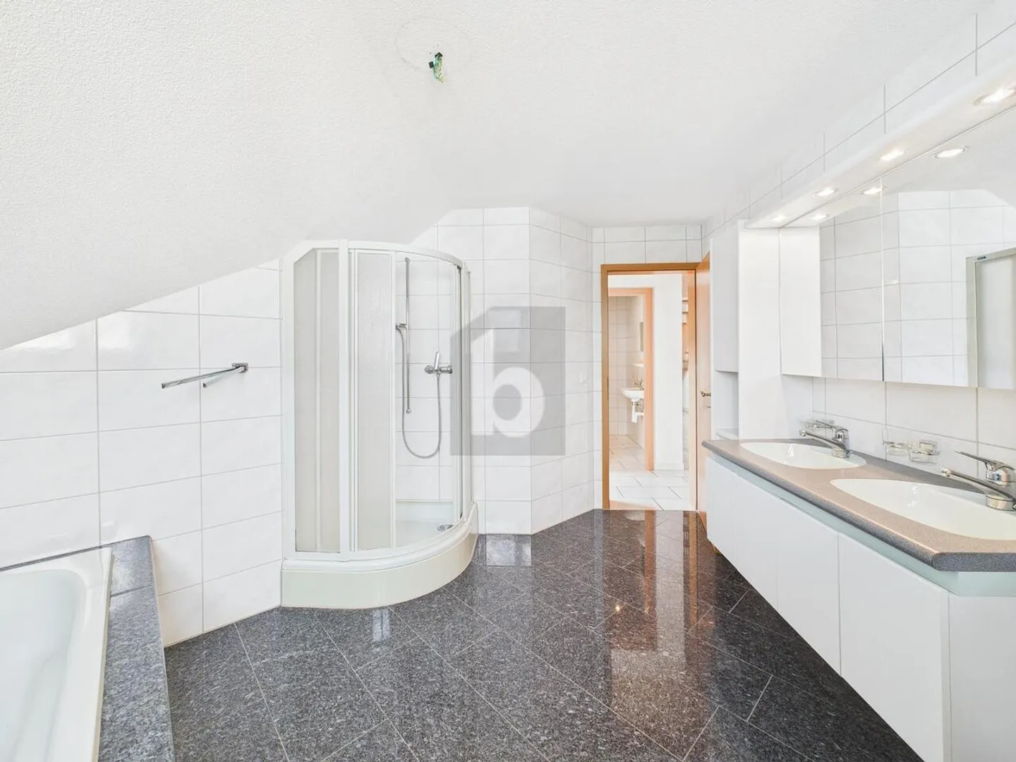 Posizione tranquilla con balcone soleggiato - Foto 3 di 6