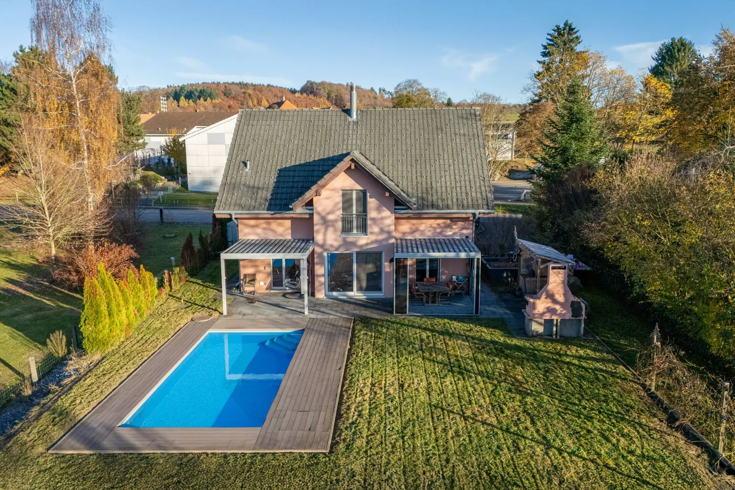 Detached Single-Family House with Swimming Pool - Photo 3 of 16