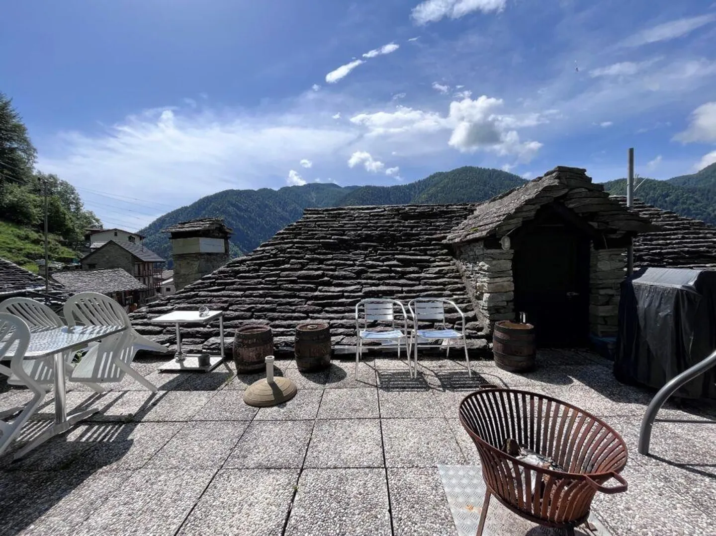 Appartement rénové de 3 ½ pièces, au deuxième étage avec terrasse... - Photo 2 sur 5