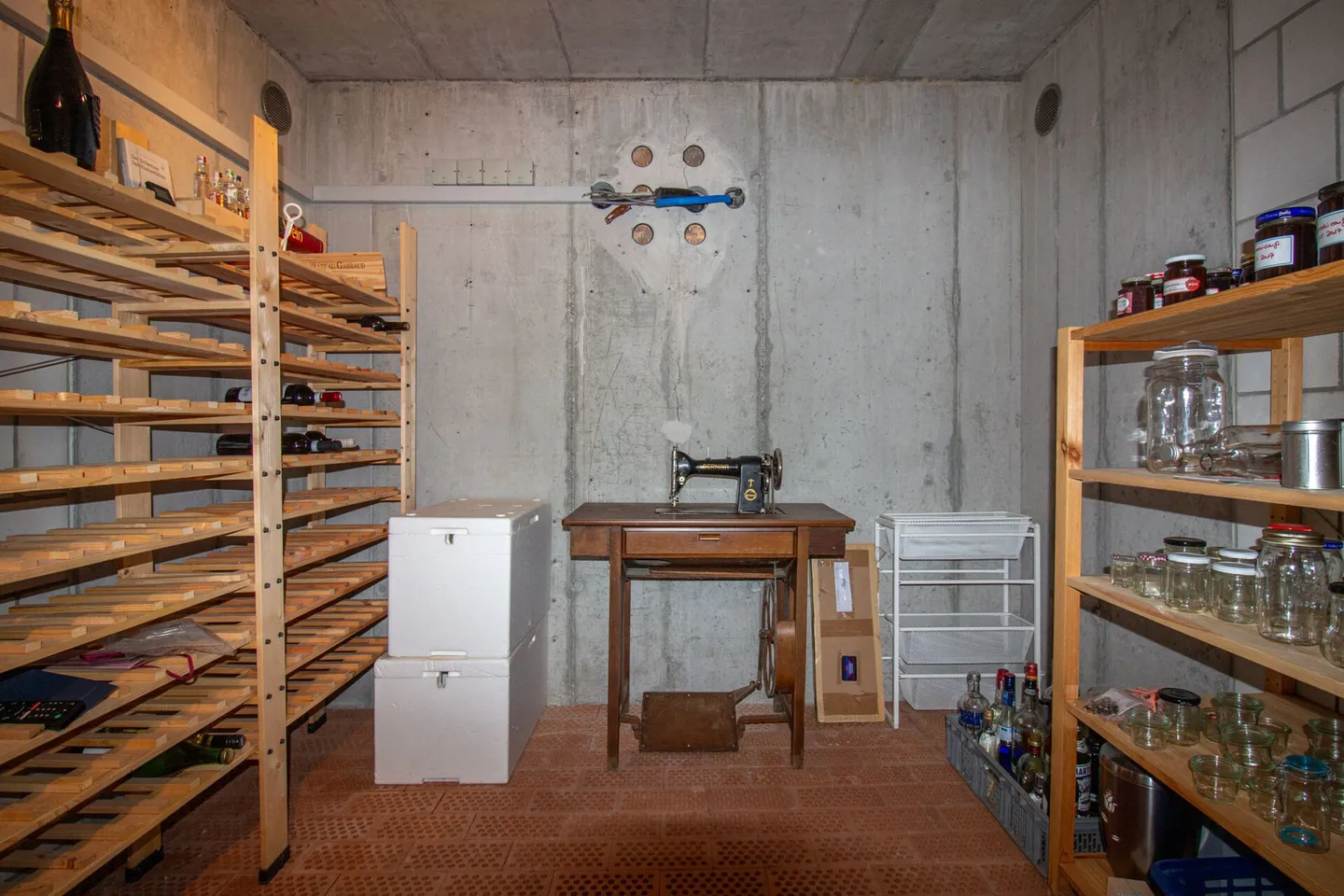 Detached Single-Family House with Swimming Pool - Photo 15 of 16