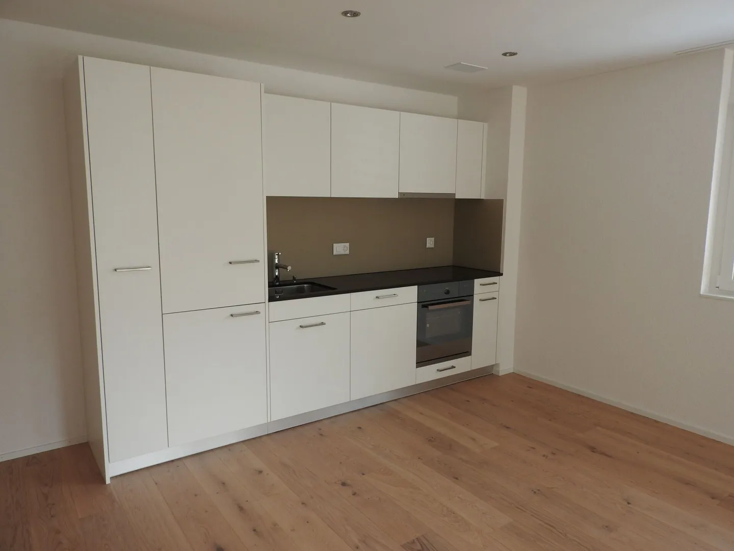 Modern apartment seeks new tenants - Photo 2 of 6