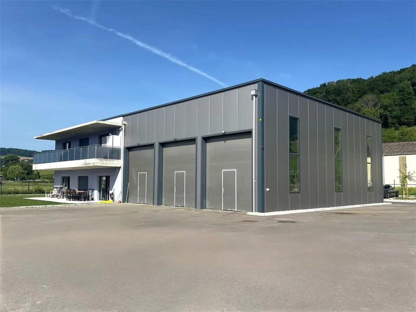 Rare investment opportunity in Lucens - Industrial building with housing - Photo 1 of 11