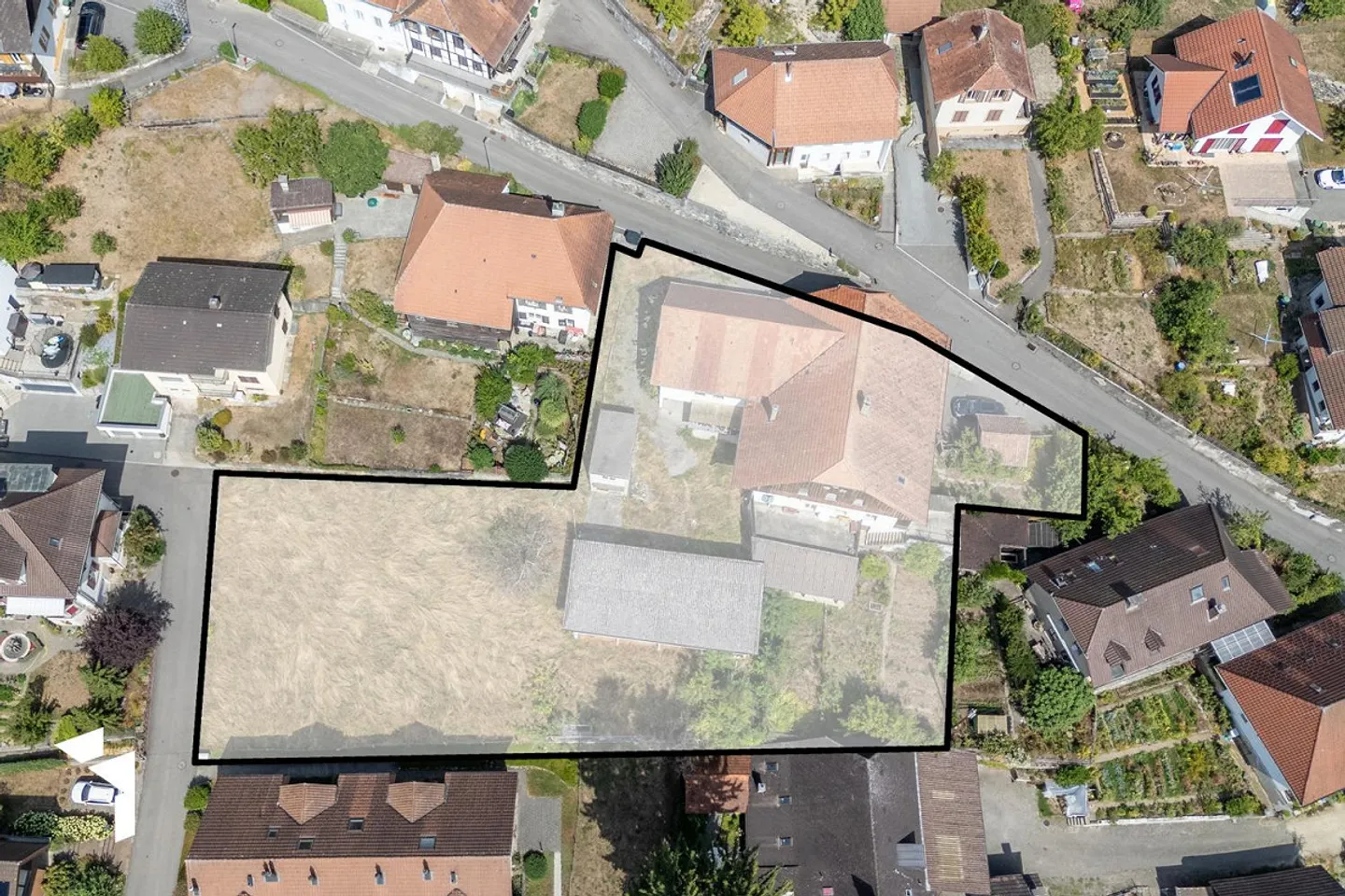 Building plot of 2,210m2 in a preferred residential area - Photo 1 of 4