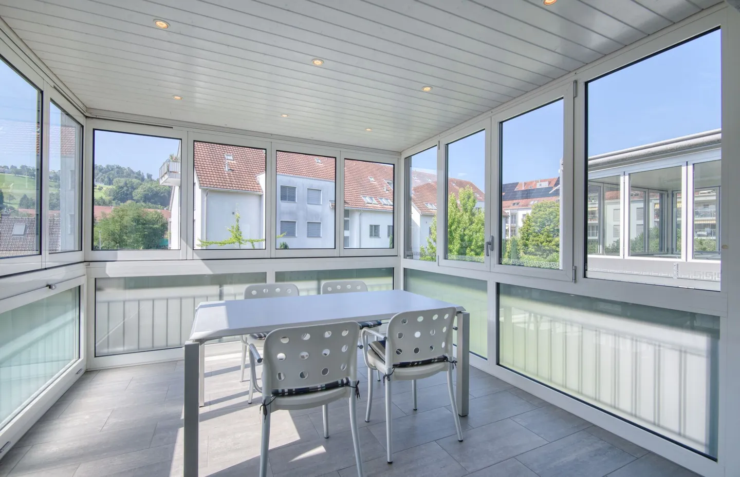 Luminoso appartamento di 4½ stanze con balcone giardino d'inverno - Foto 3 di 13