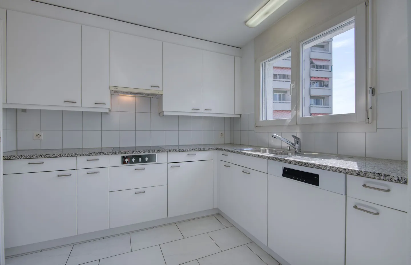 Luminoso appartamento di 4½ stanze con balcone giardino d'inverno - Foto 4 di 13