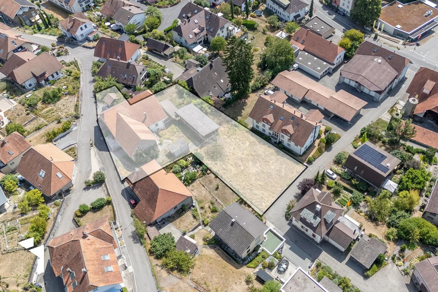 Building plot of 2,210m2 in a preferred residential area - Photo 3 of 4