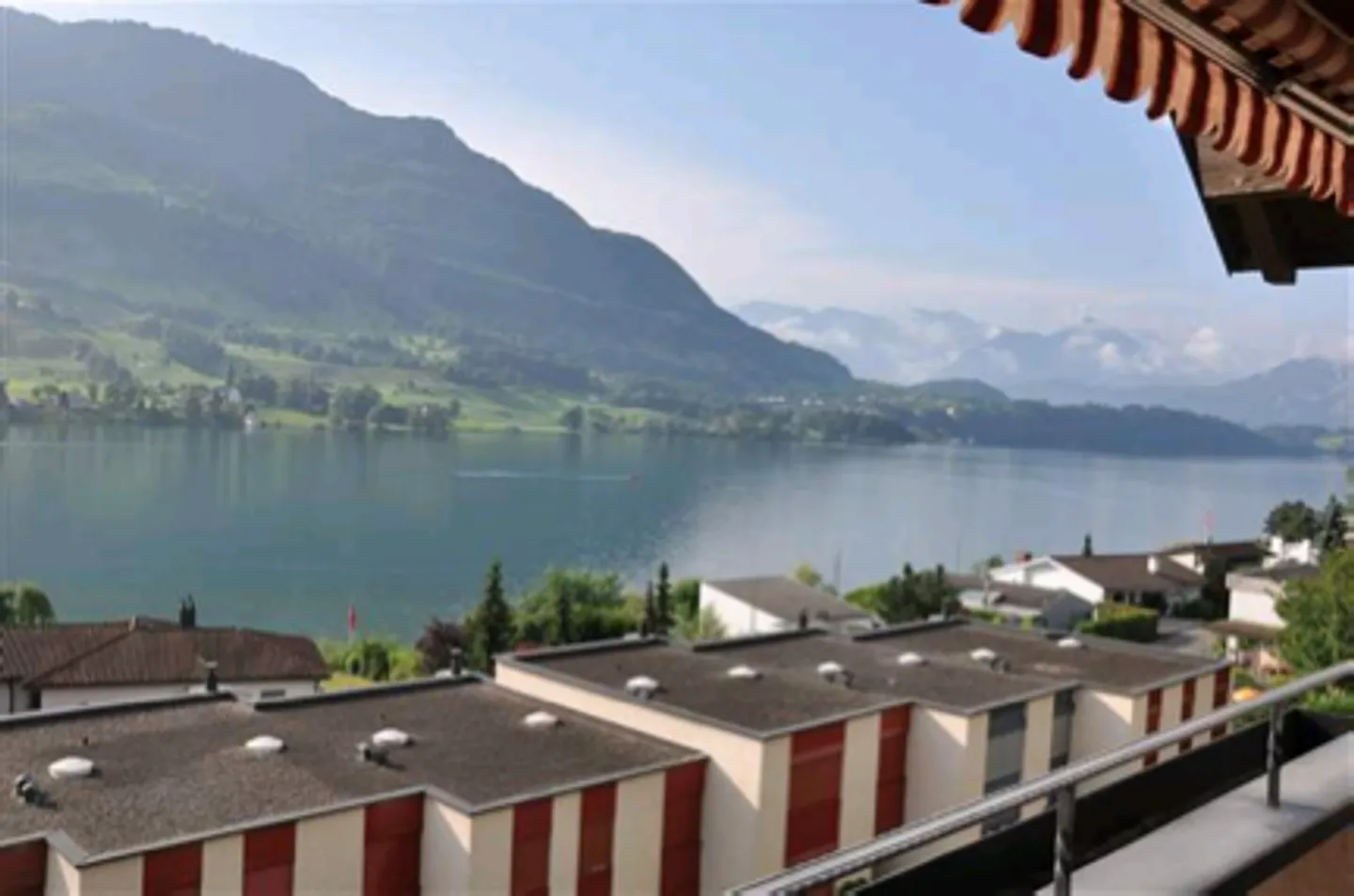 Appartamento con terrazza e vista mozzafiato sul lago e area giardino - Foto 1 di 13