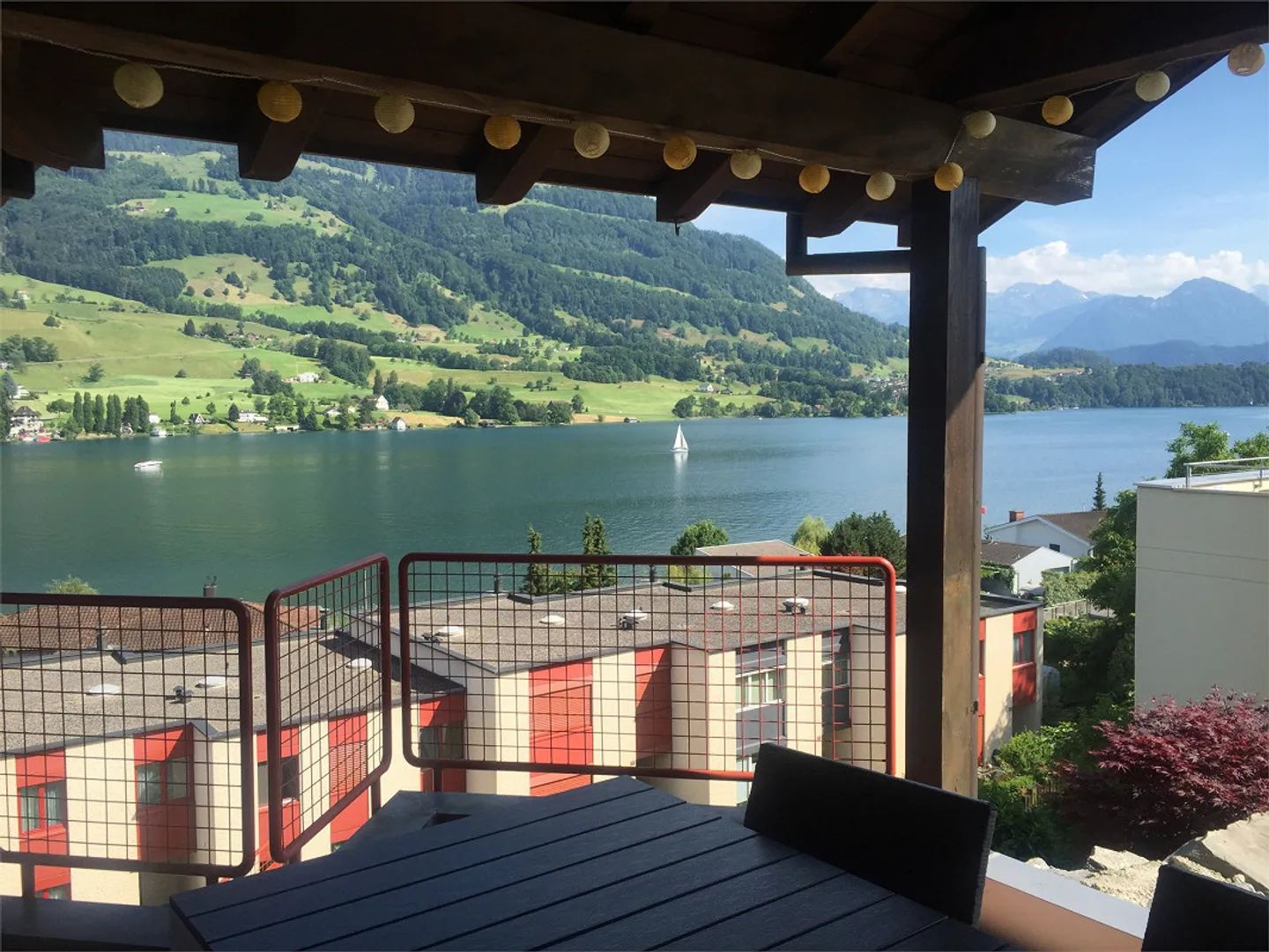 Appartamento con terrazza e vista mozzafiato sul lago e area giardino - Foto 2 di 13