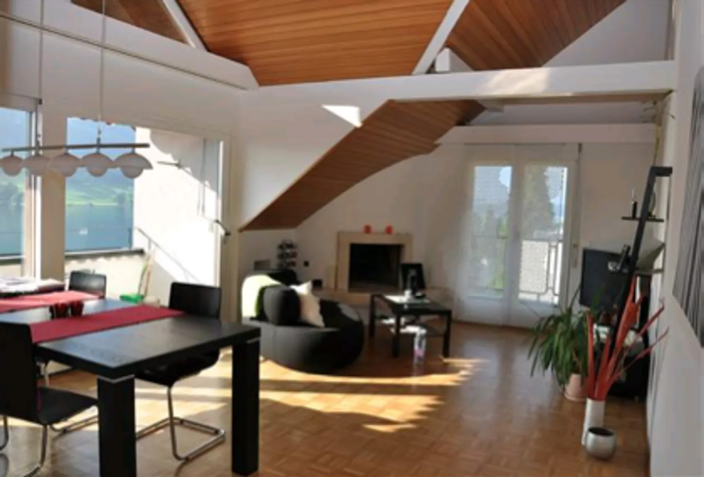 Appartamento con terrazza e vista mozzafiato sul lago e area giardino - Foto 4 di 13