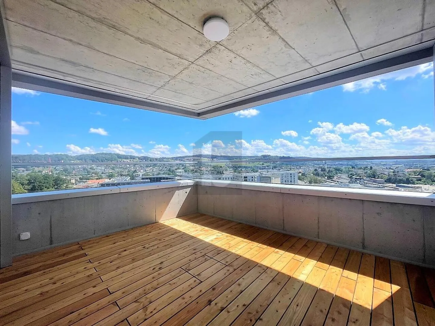 EXKLUSIV UND HOCHWERTIG MIT HERRLICHER AUSSICHT - Foto 1 von 6