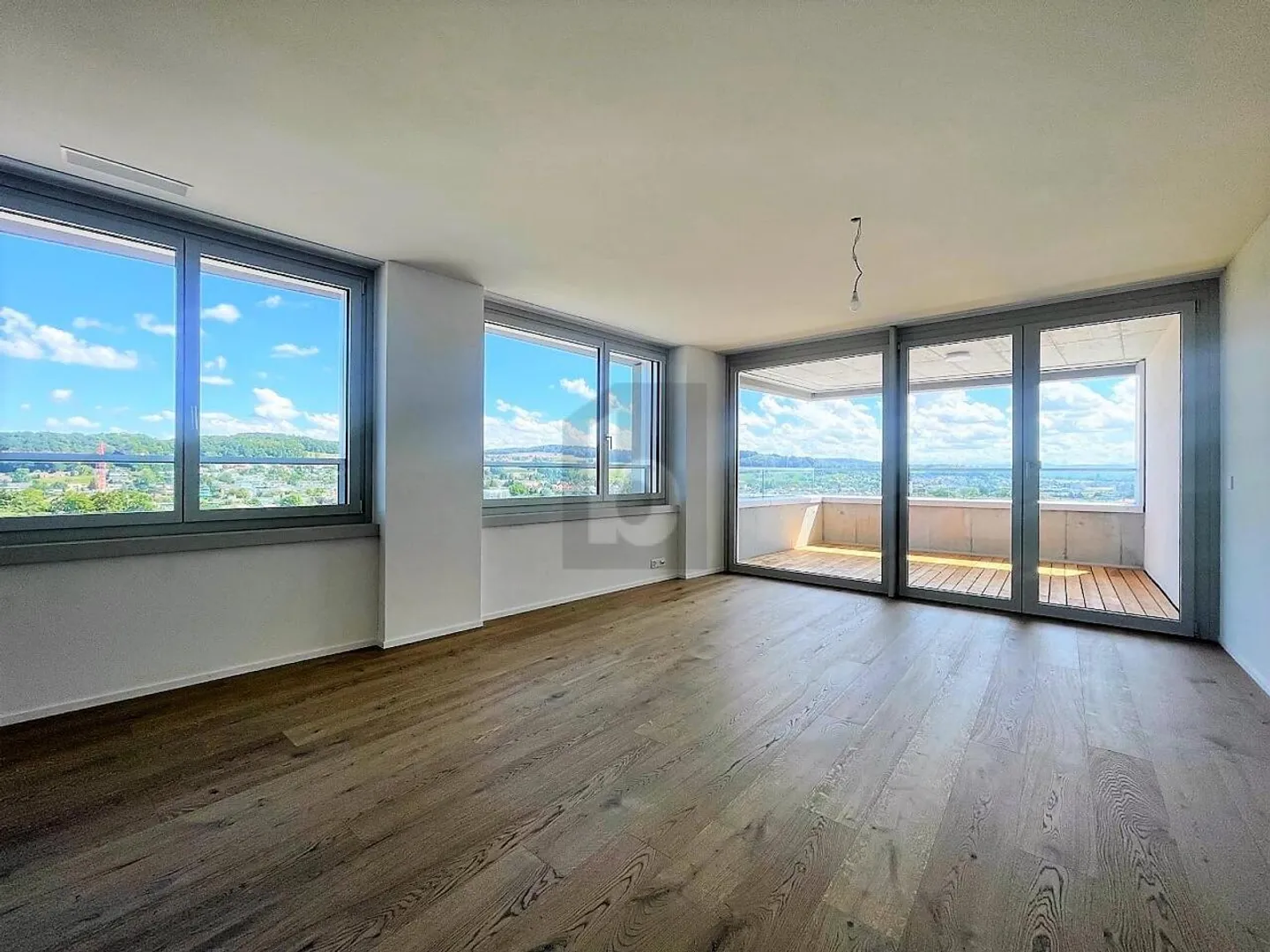 EXKLUSIV UND HOCHWERTIG MIT HERRLICHER AUSSICHT - Foto 2 von 6