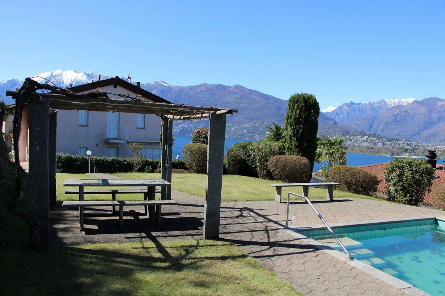 Casa bifamiliare 4 1/2 locali in posizione da sogno - Foto 2 di 7