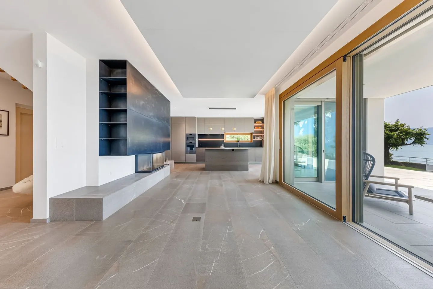 Villa Front de Lac - Einzigartige Lage, Sofortige Verfügbarkeit - Foto 3 von 13