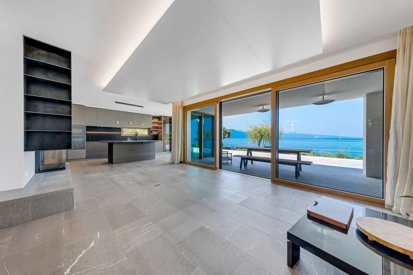 Villa Front de Lac - Einzigartige Lage, Sofortige Verfügbarkeit - Foto 2 von 13