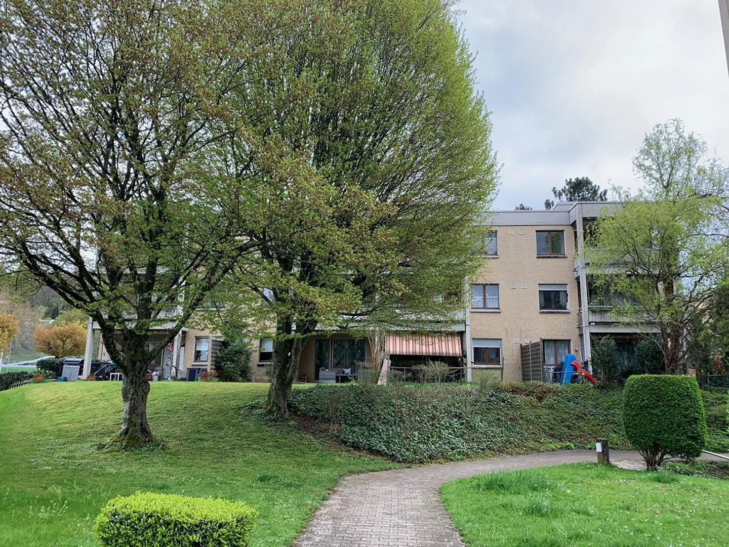 Gemütliche 2.5 Zimmerwohnung mit Cheminée und Sitzplatz im Grünen - Foto 1 di 8