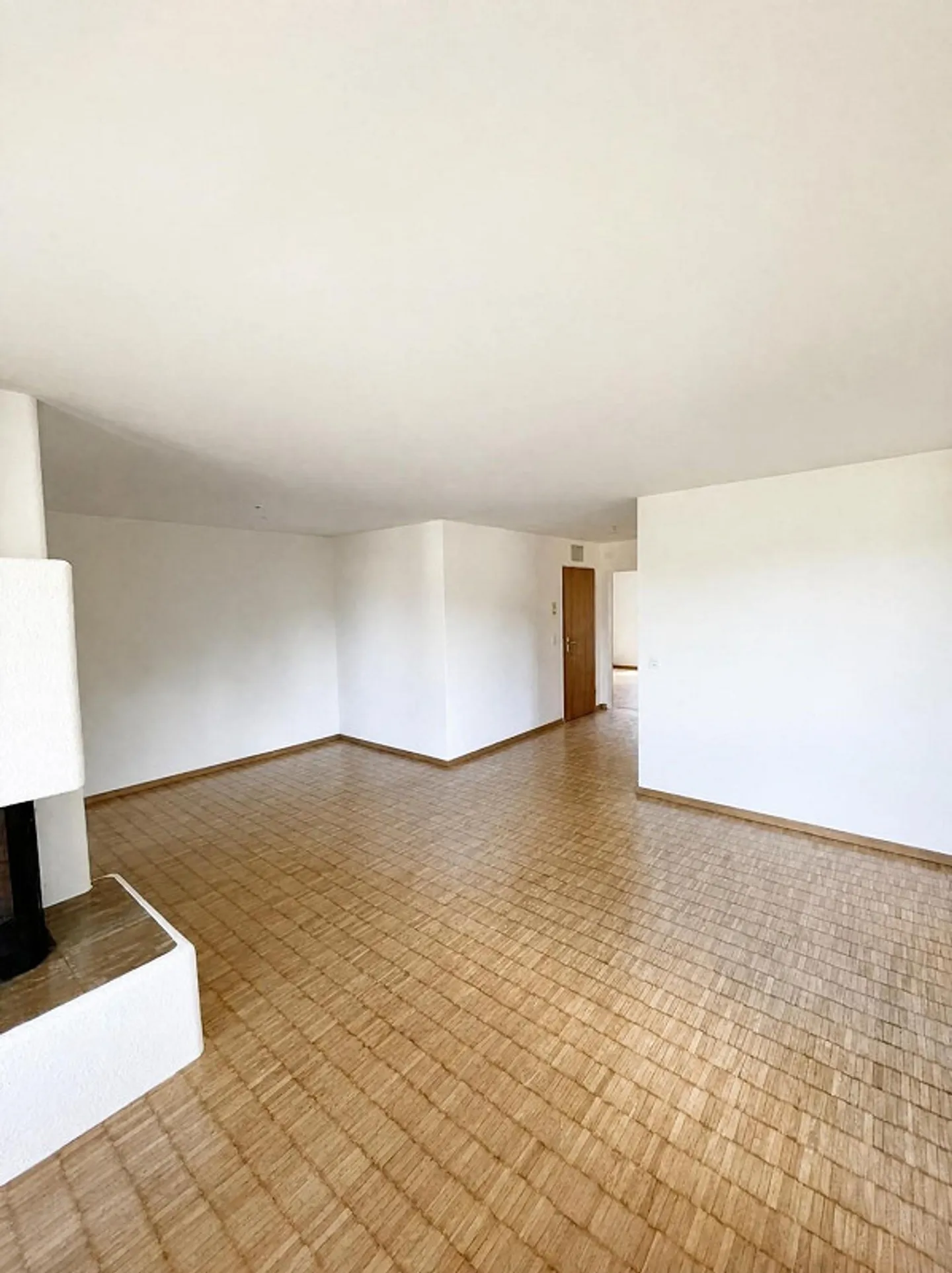 Gemütliche 2.5 Zimmerwohnung mit Cheminée und Sitzplatz im Grünen - Foto 3 di 8