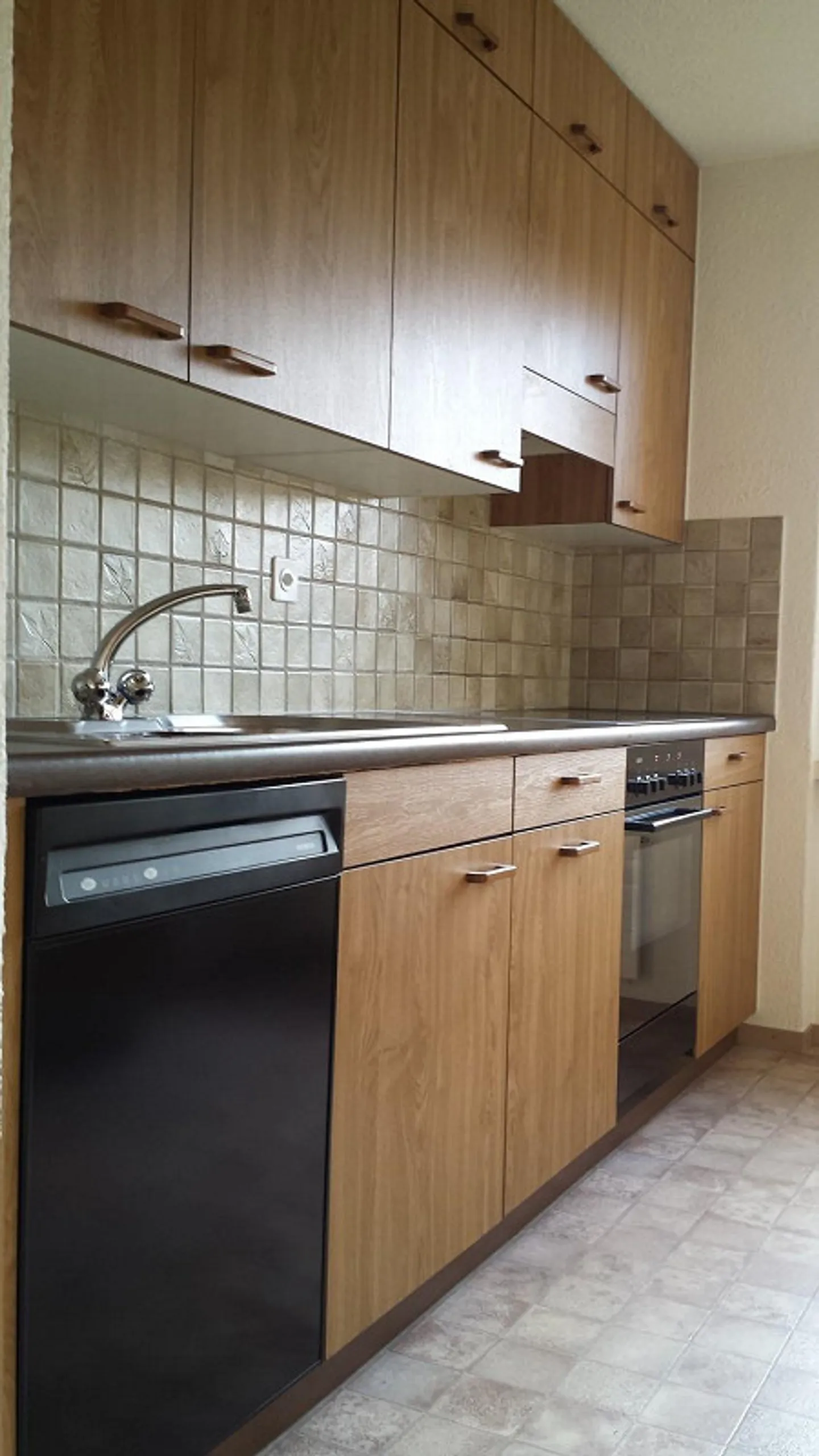 Gemütliche 2.5 Zimmerwohnung mit Cheminée und Sitzplatz im Grünen - Foto 4 di 8
