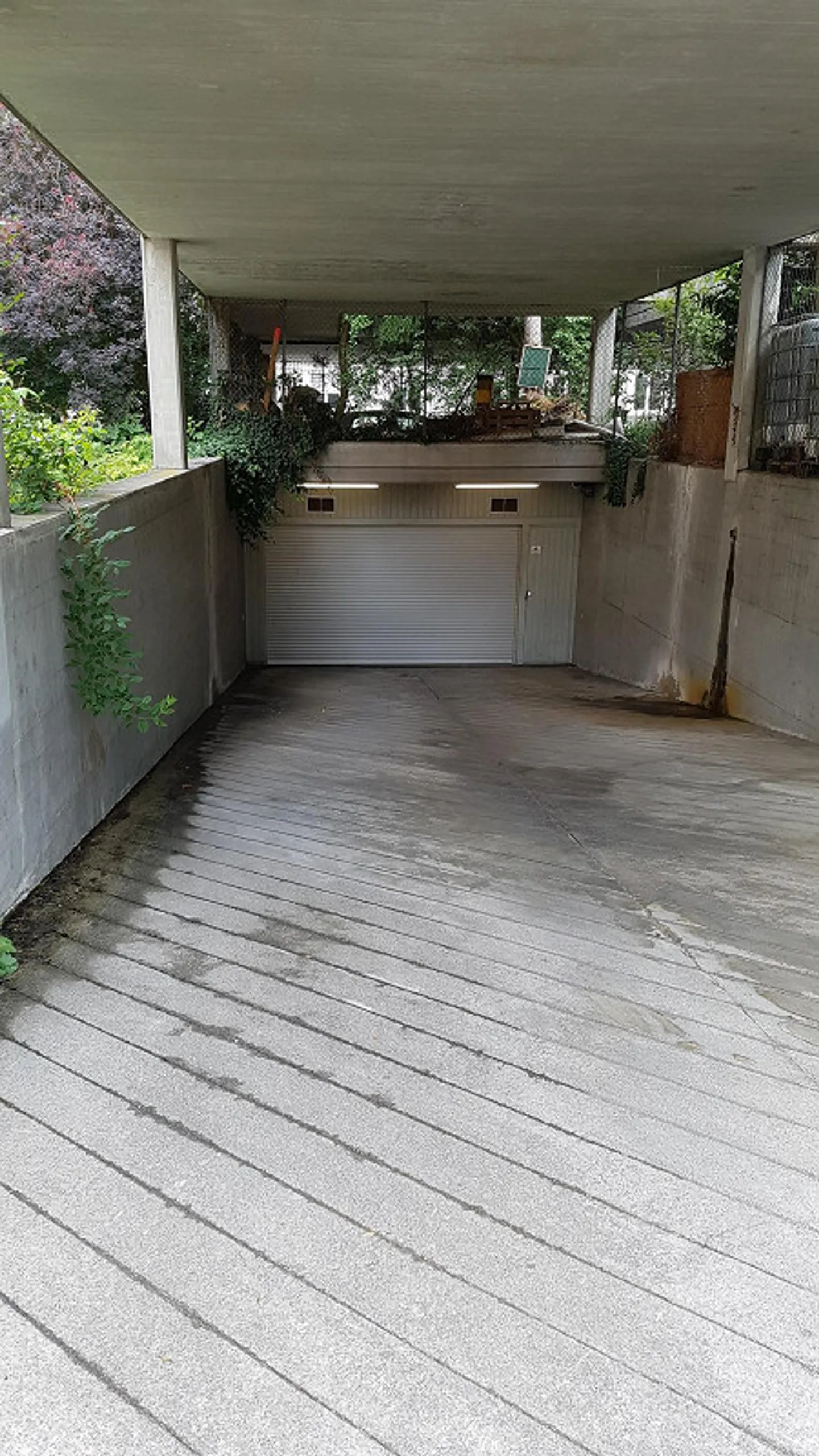 Motorrad Einstellhallenplatz Bireggstrasse (Neubad) - Foto 1 von 2