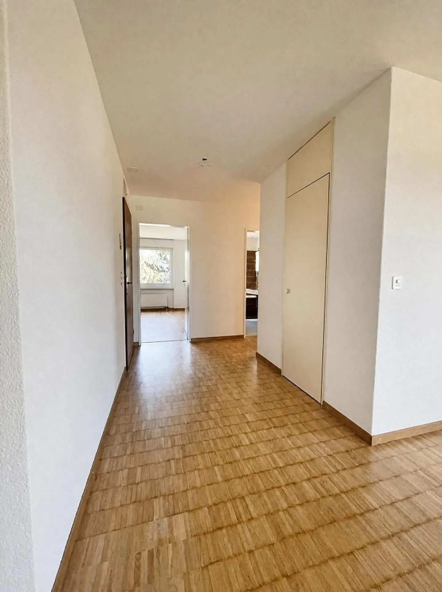 Gemütliche 2.5 Zimmerwohnung mit Cheminée und Sitzplatz im Grünen - Foto 7 di 8