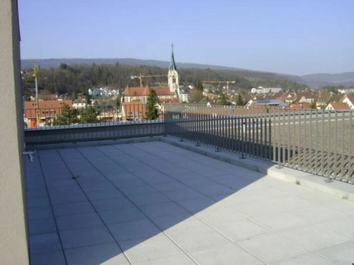 Appartement penthouse moderne de 3,5 pièces ensoleillé avec grande terrasse - Photo 3 sur 10