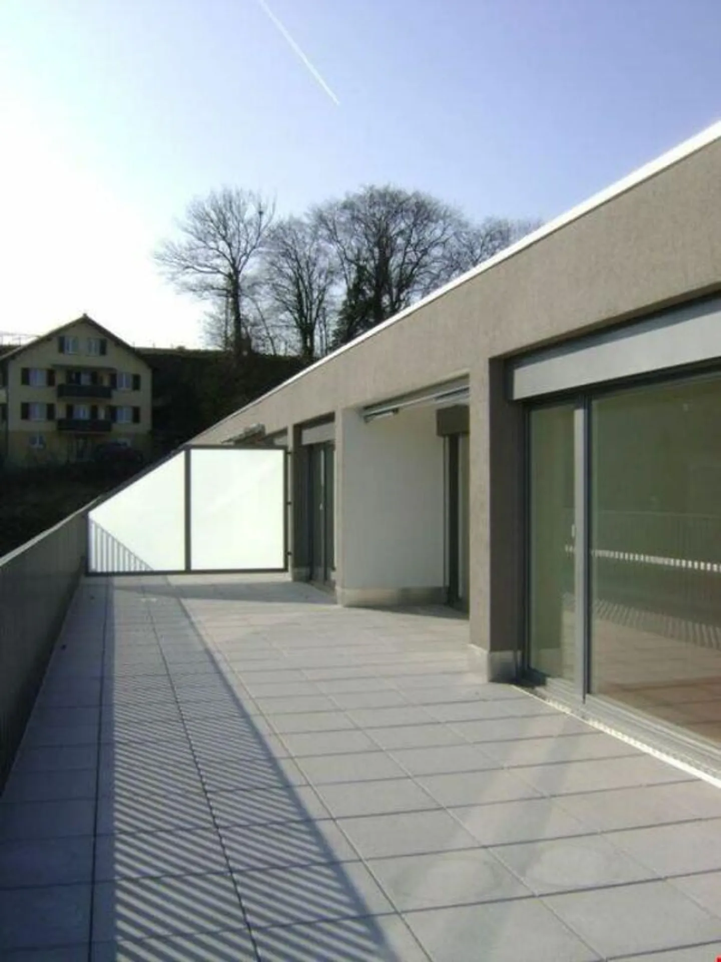 Appartement penthouse moderne de 3,5 pièces ensoleillé avec grande terrasse - Photo 4 sur 10