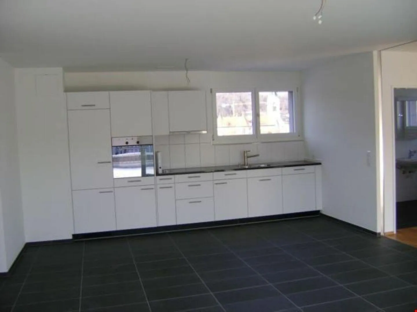 Appartement penthouse moderne de 3,5 pièces ensoleillé avec grande terrasse - Photo 5 sur 10