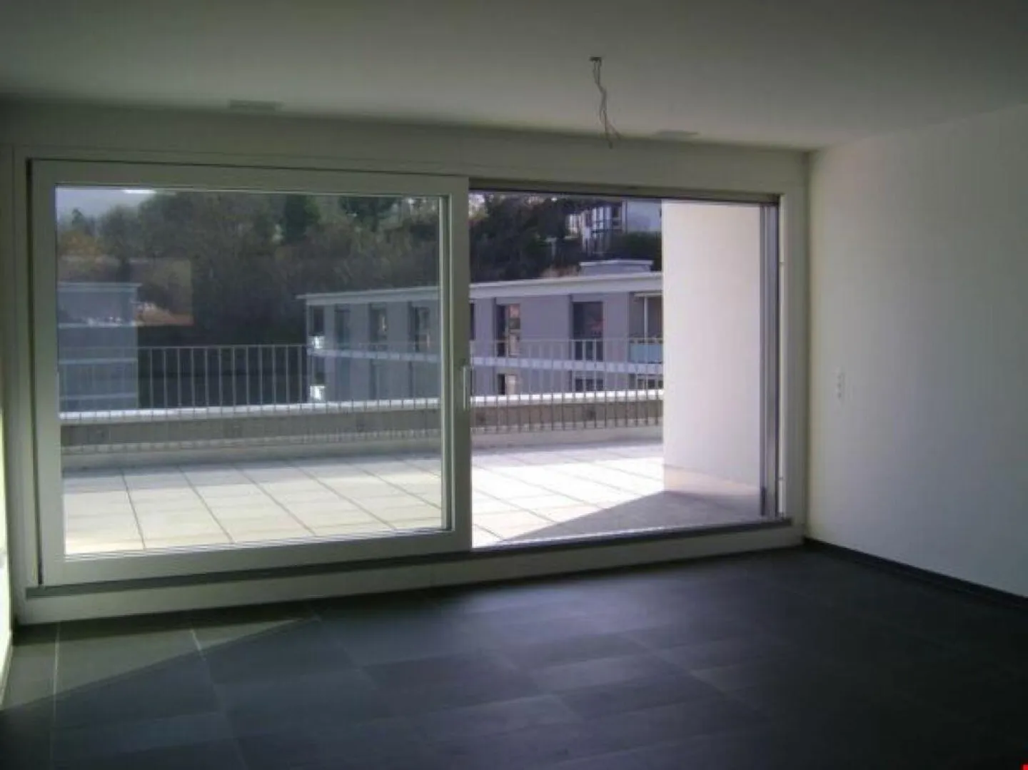Appartement penthouse moderne de 3,5 pièces ensoleillé avec grande terrasse - Photo 6 sur 10