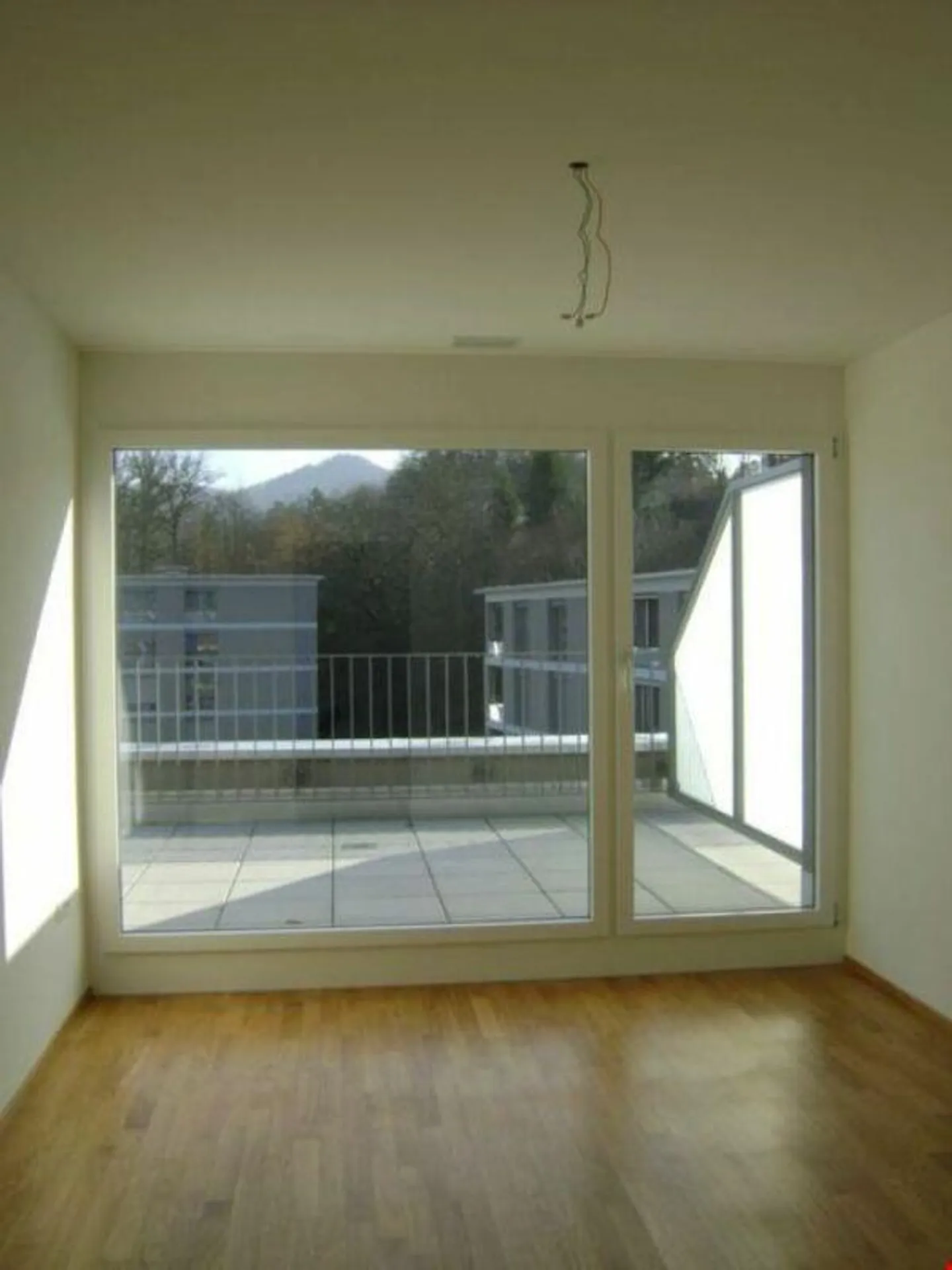 Appartement penthouse moderne de 3,5 pièces ensoleillé avec grande terrasse - Photo 10 sur 10