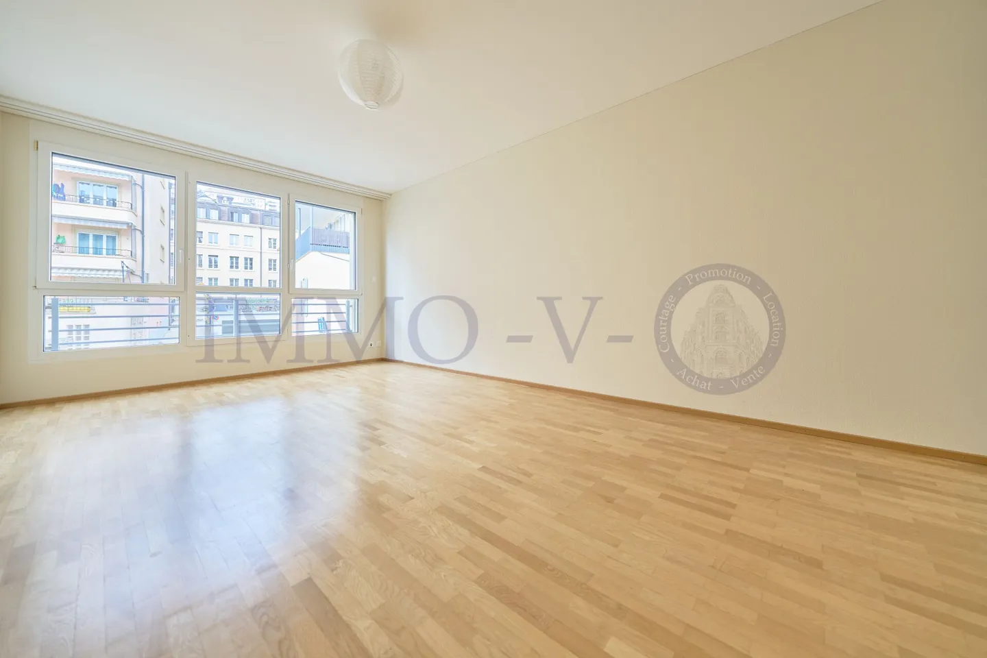 LUMINEUX AVEC TERRASSE AVEC EMPLACEMENT IDEAL - Photo 6 sur 9