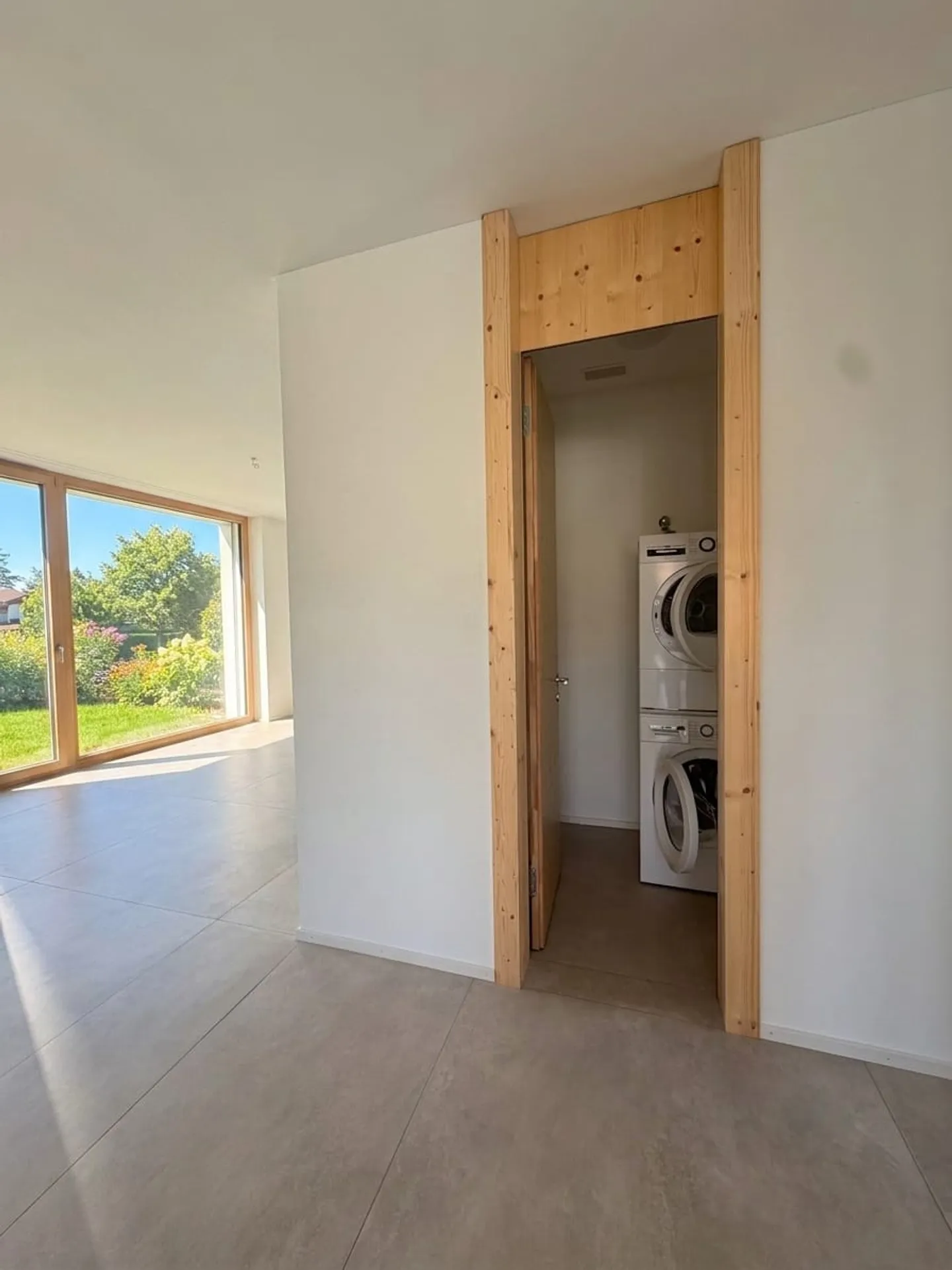 Modern Apartment with Balcony - Photo 5 of 13