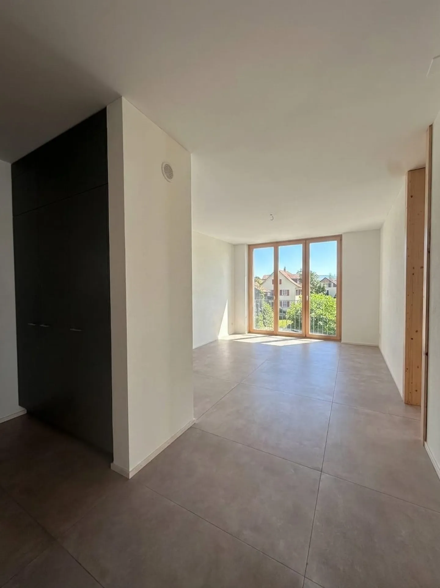 Modern Apartment with Balcony - Photo 6 of 13