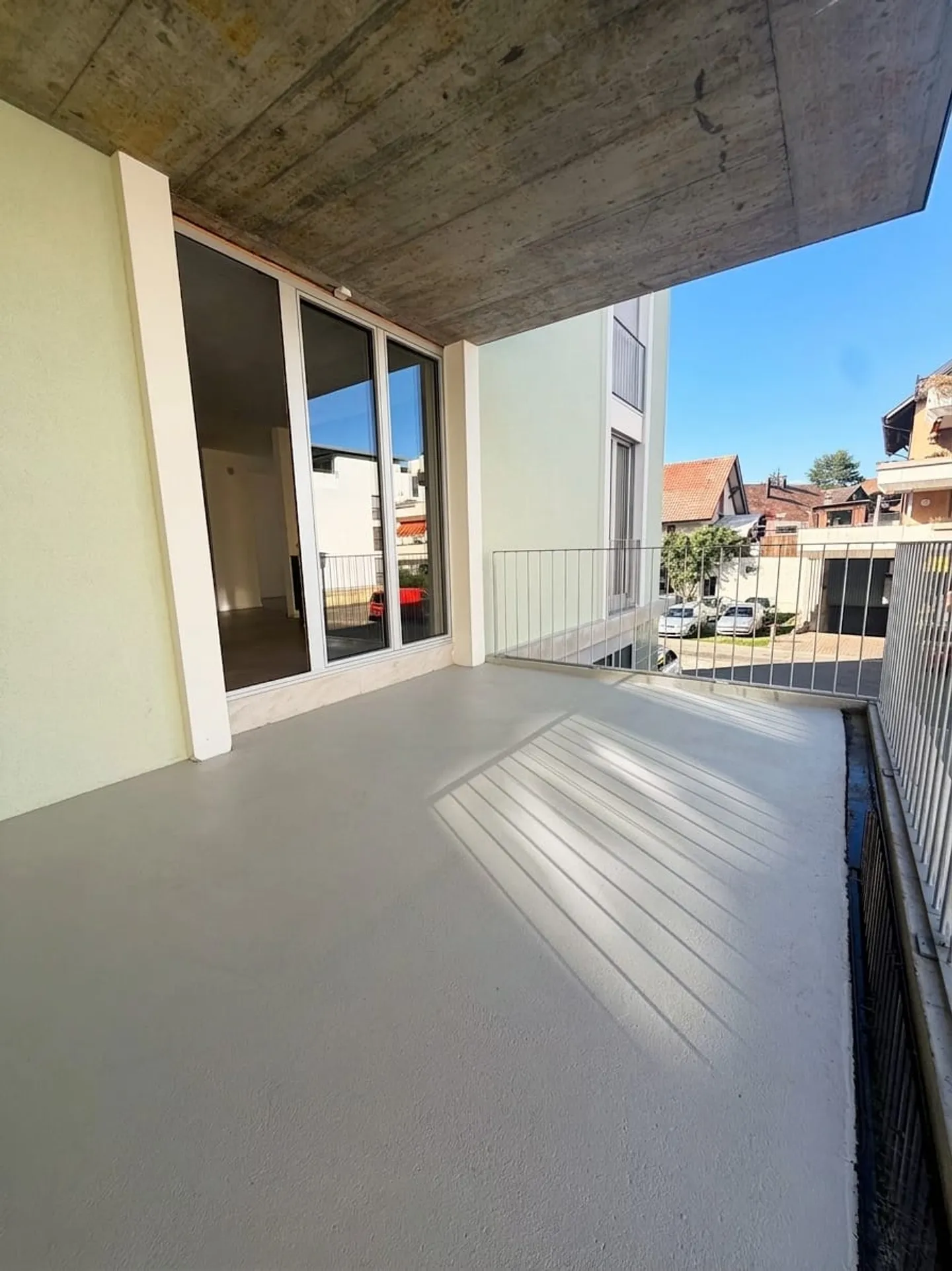 Modern Apartment with Balcony - Photo 11 of 13