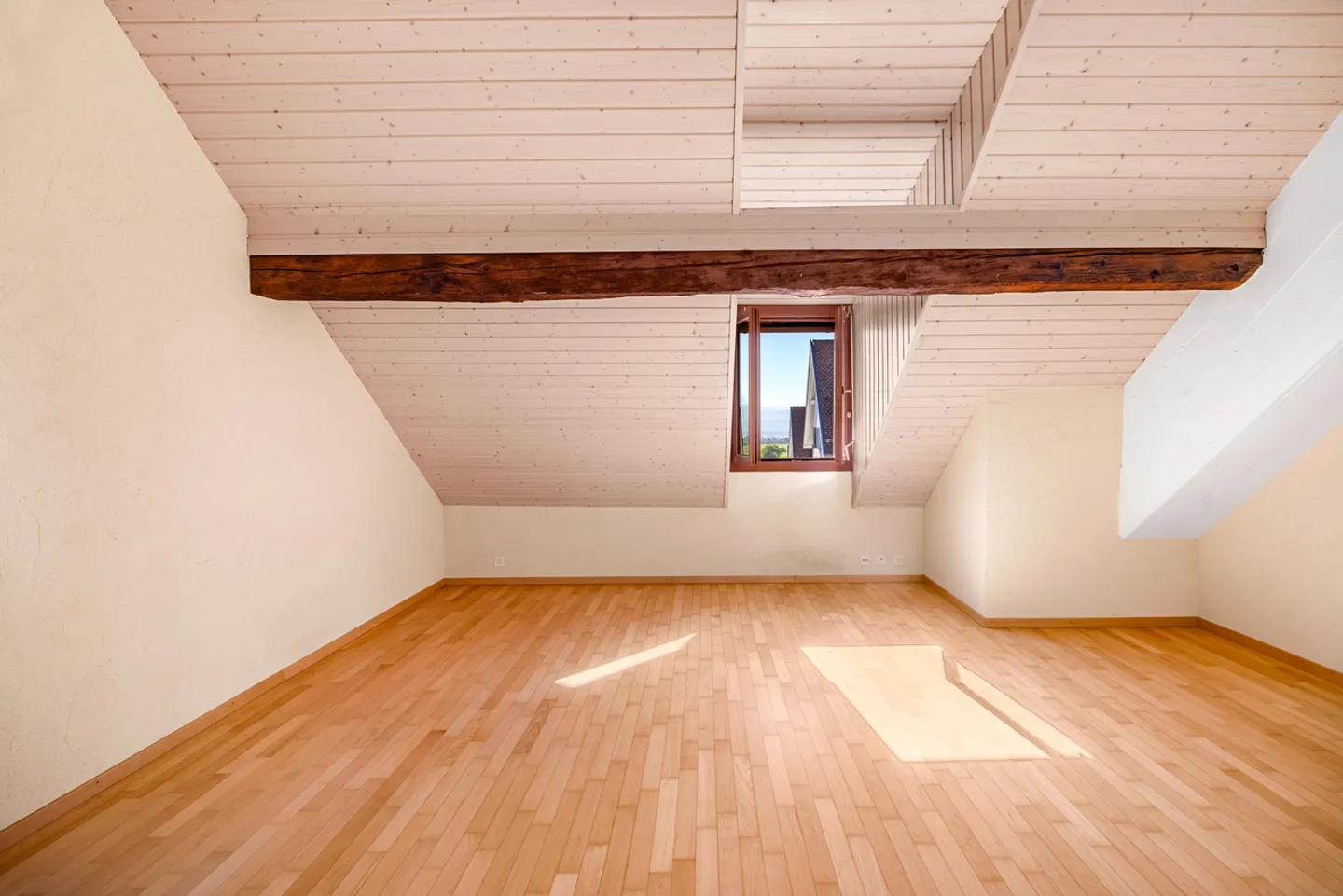 Spacious duplex apartment in a charming village house - Photo 5 of 7
