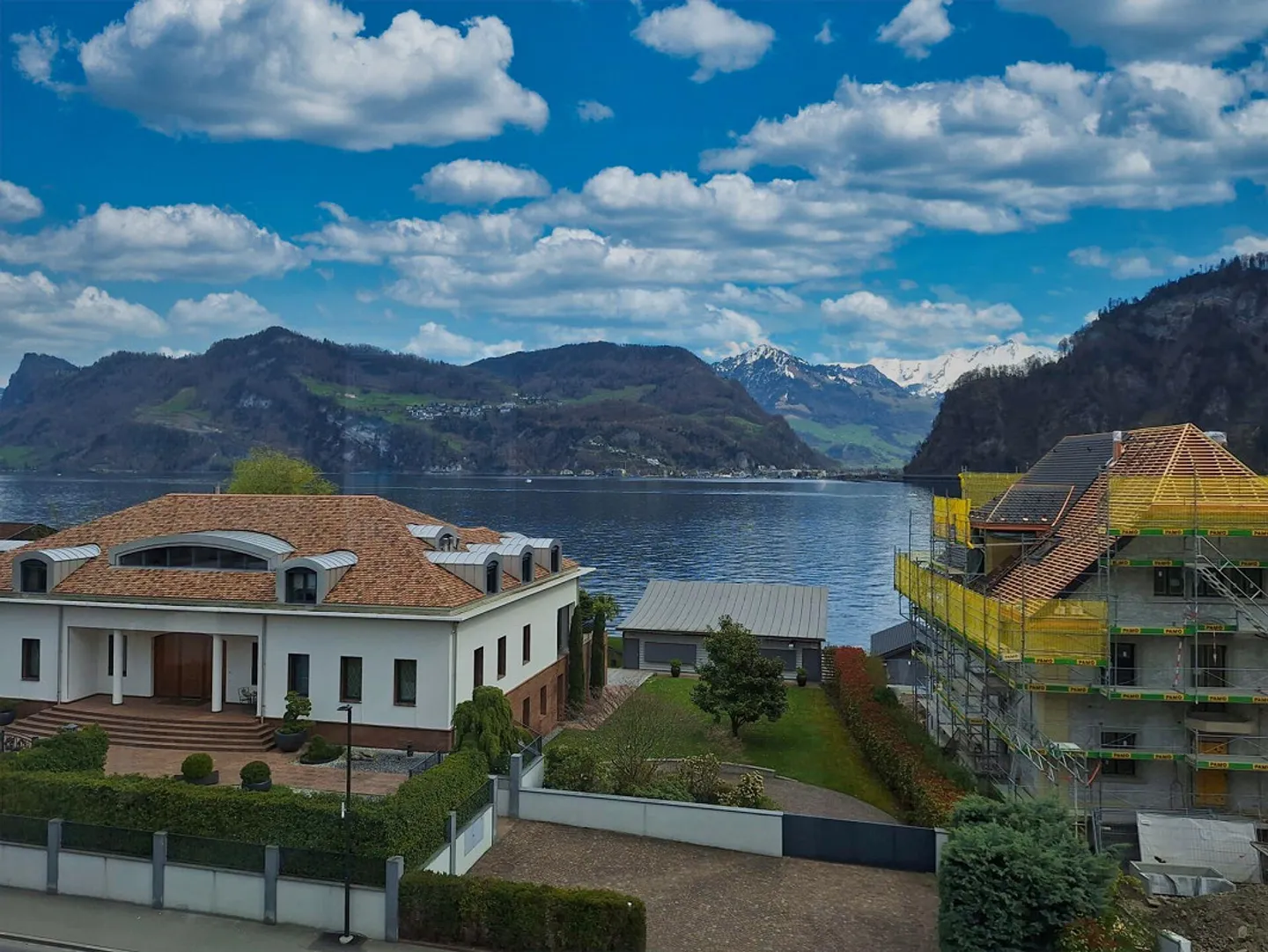 Centrally located 4 1/2 room apartment with unobstructed lake view - Photo 1 of 3