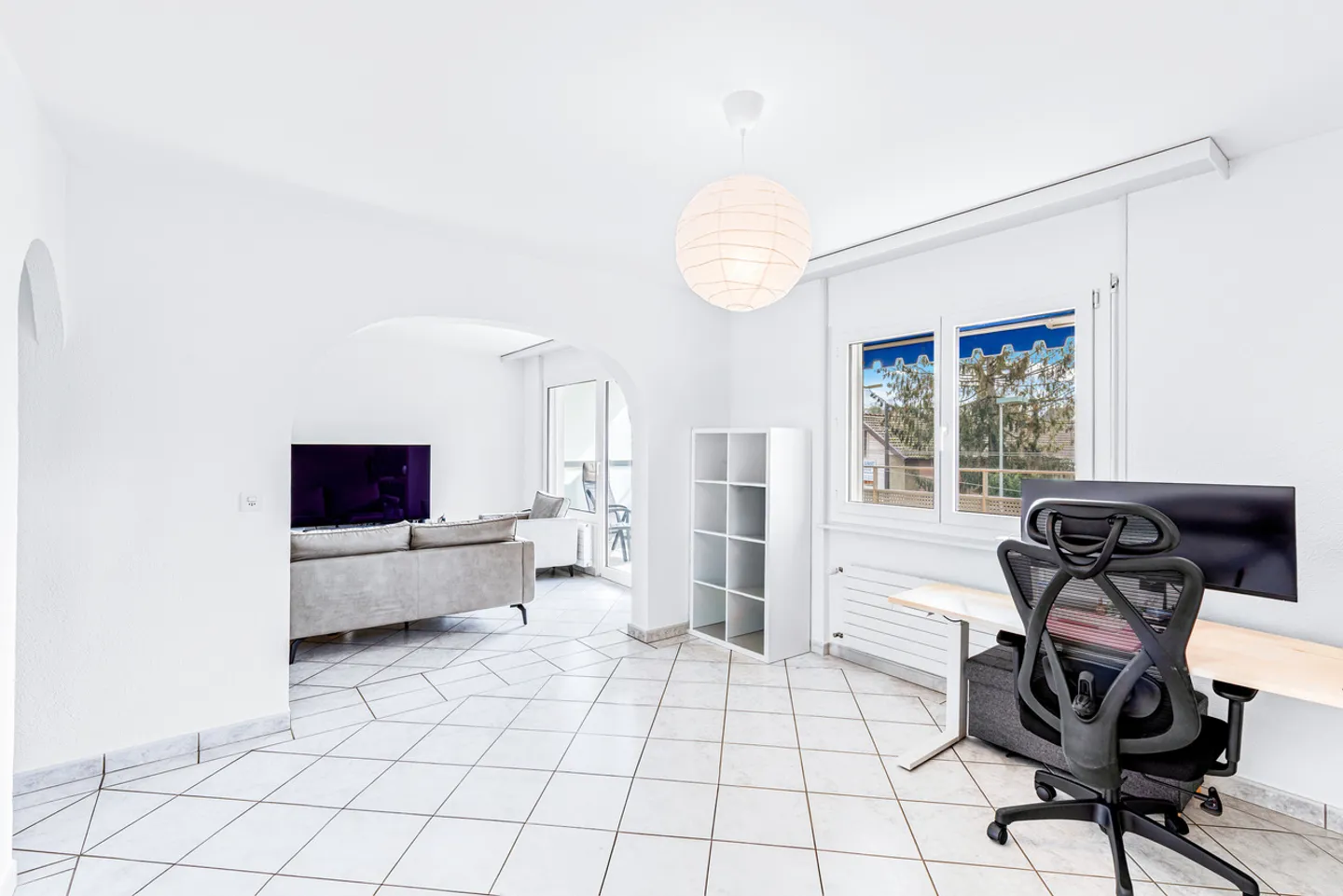 Large apartment with lake view and just steps from amenities! - Photo 2 of 14